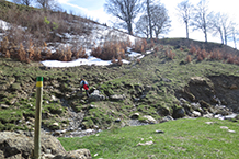 Després de creuar el torrent pugem uns metres.