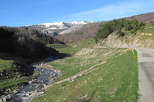 Resseguim la carretera fins al refugi de Linza.