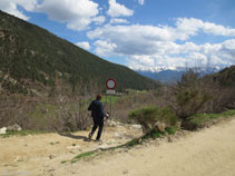 Deixem la pista enrere i agafem el camí que surt cap a la nostra dreta.