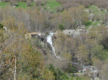 Vista del Molí del Salt des del camí.