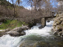 Vista del pont de fusta, en un estat precari.