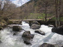 El pont de fusta des d´aigües amunt.