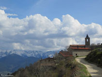 Vista de Viliella amb la serra del Cadí al fons (S).