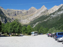 L´aparcament de la vall de Pineta. Al fons es veu el circ de Pineta.