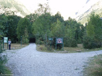 Cruïlla de camins. Deixem el sender que es desvia cap a la dreta i continuem recte amunt.