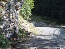 La pista va remuntant la vall i ara s´apropa al barranc de Los Churros.