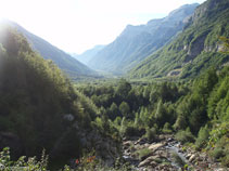 Si girem el cap veurem la característica forma d´U de la vall de Pineta, excavada pel gel ara fa 15.000 anys.