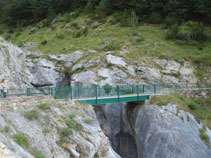 Pont que creua l´espectacular barranc de Los Churros, per on baixen les aigües del Cinca.