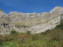 Tot sortint del bosc ens sobta la proximitat i la magnificència de les parets que formen el circ de Pineta.