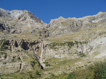 A l´O ja veiem l´espectacular cascada del Cinca, cap a on dirigim les nostres passes.