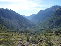 Gaudim de vistes privilegiades de la vall de Pineta. Avui tan verd, costa d´imaginar que ara fa 15.000 anys aquí hi havia una glacera immensa.