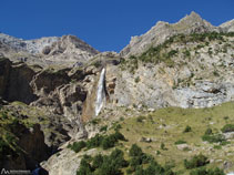 En clara direcció SO, ens apropem cada cop més a la cascada del Cinca.