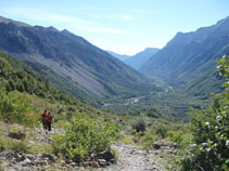 Al fons es veuen les profunditats de l´antiga vall glaciar de Pineta i un curs d´aigua platejat, que és el mateix riu Cinca.