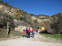 Iniciem l´excursió caminant per la pista de terra.