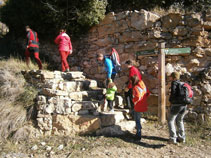 Deixem la pista i iniciem la pujada pel camí vell al castell de Sant Gervàs.