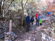 El camí que fa alguns girs, està protegit amb vells murs de pedra seca.