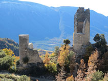 La torre circular central i una de les torres semicirculars del castell de Sant Gervàs que encara es conserven.