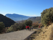 Baixant per la pista cap a Sant Miquel de la Vall.