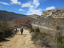 El camí és ample i planer i progressa per la riba esquerra del riu Noguera Ribagorçana.