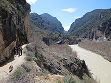 A mesura que anem avançant, la vall es va fent més estreta.