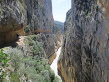 Si el pantà té poca aigua, podem albirar el camí vell del congost, que passa per sota del nou, per on avancem nosaltres.