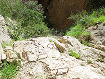 El torrent està equipat amb esglaons metàl·lics i cadenes per tal de facilitar la progressió.