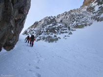 Les parets de roca i la neu atorguen un autèntic ambient alpí al corredor.