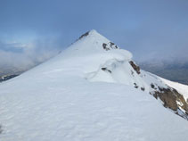 A la sortida de la canal, el pic de Cambra d´Ase Occidental (2.711m) ens queda a la dreta.