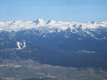 Els Puigs Perics al nord a davant nostre, a sobre del llac de les Bulloses.