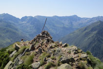 Cim de la Dent d´Orlu a on hi trobem una gran fita de pedres.