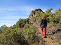 Esquivem la gran penya per l´esquerra.