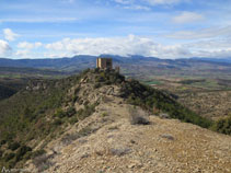 El castell a sobre del turó dominant la Conca Dellà.