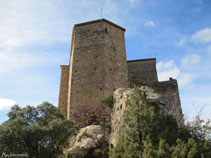 Cal vorejar el castell per la dreta.