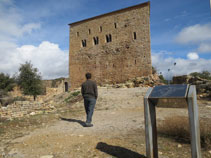 Façana principal del castell de Llordà.