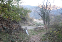 El camí passa pel costat d´una pista i una pedrera (esquerra).