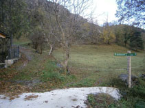 El camí comença a pujar i deixem el Camí Ral a la dreta