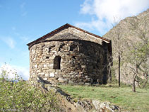 Absis de l´ermita amb una finestra amb un arc de mig punt