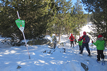 Seguim pel sender amb marques vermelles i seguint la senyalització de "Llac de l´Orri".