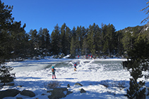 Estany de l´Orri. Un grup d´excursionistes s´atreveixen a creuar-lo per sobre del glaç.