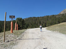 La pista comença a pujar cap als llacs de Pessons.