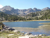 Estany Primer de Pessons amb les muntanyes que envolten el circ davant nostre.