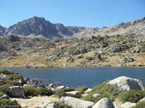 Estany de Meligar amb el pic de Pessons al fons.