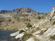 El sender voreja el llac per la dreta.