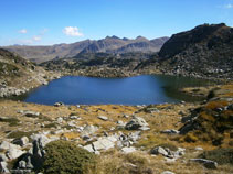 Vista de l´estany de Meligar desde la pujada cap a l´estany de les Fonts.