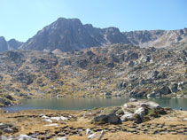 Estany de les Fonts amb el pic de Pessons i el coll de Pessons al fons.