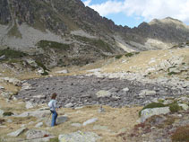 Caminem al costat d´una petita llacuna (en el nostre cas la trobem sense aigua, depèn de l´època en que realitzem l´excursió)