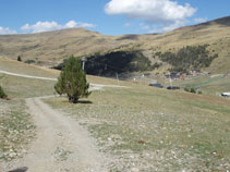 Enllaçant amb la pista principal i baixant cap al pàrquing.