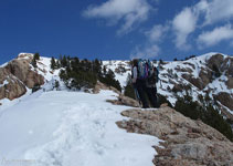 Abandonem lleugerament la cresta i pugem la Roca Blanca per unes rampes de la cara sud.