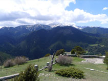 Vistes en direcció SO, cap a la serra del Cadí.