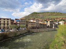 El riu Segre travessa la població de Martinet.